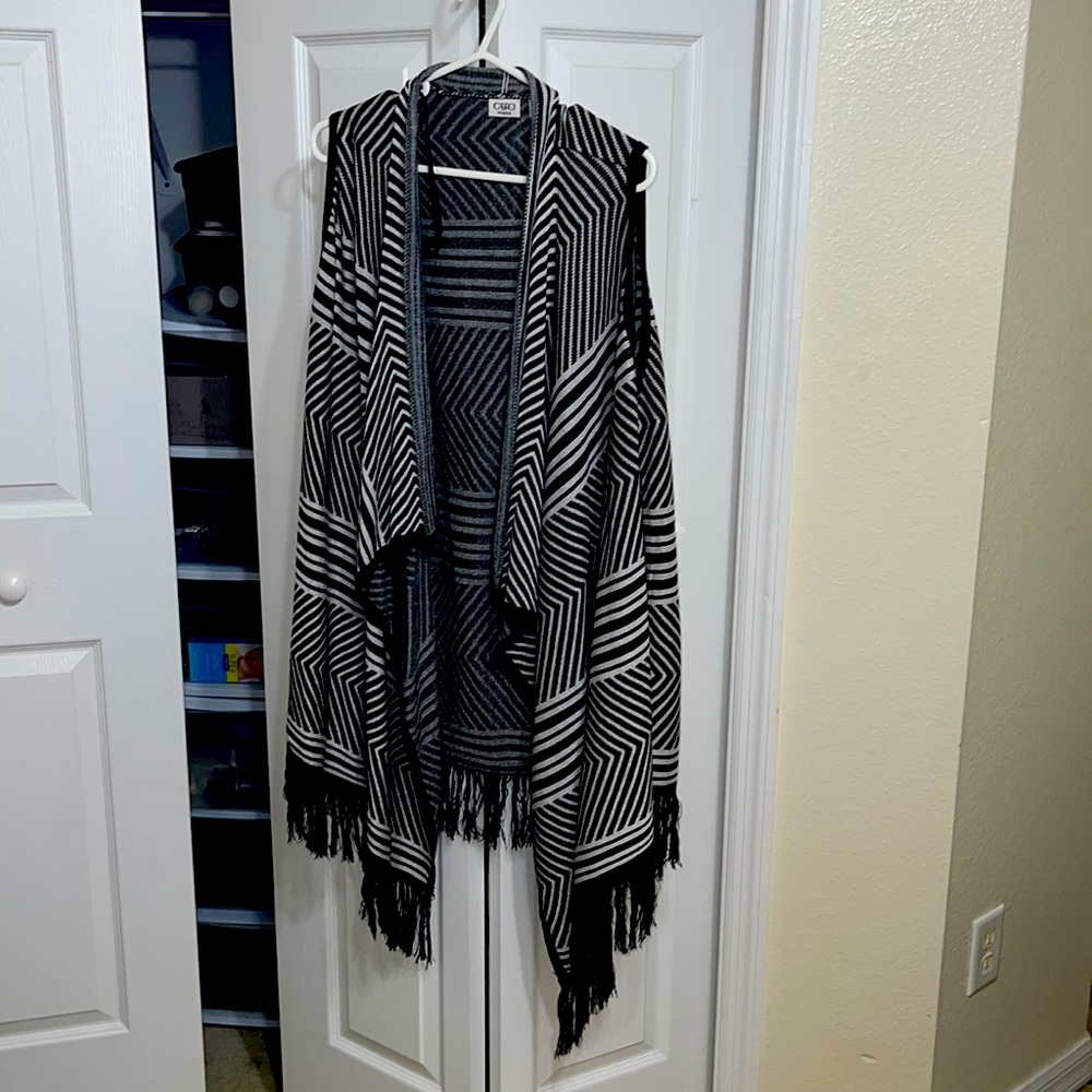 Women’s Cato Sweater 18/20 in size Black And Gray in color